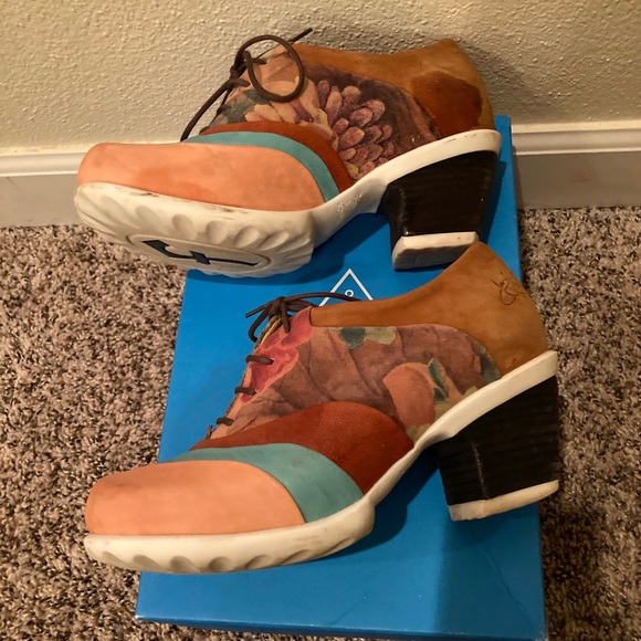 John Fluevog Hopeful Vow. - Picture 2 of 4